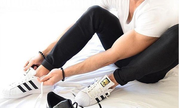 阿迪达斯 金标 三叶草休闲板鞋